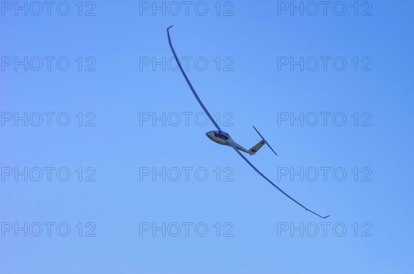 A Schempp-Hirth Arcus E motor glider, registration D-KWKU, during a screening as part of an air