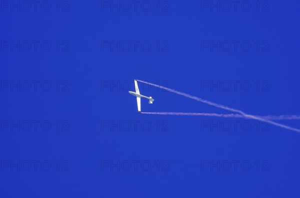 An SZD-59-1 ACRO glider, registration D-1138, during a demonstration as part of an air show at the