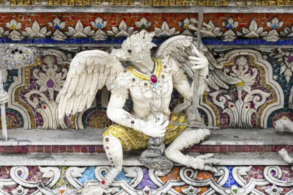 Decorative elements with pop culture references (for example comics, superheroes) in the stucco and