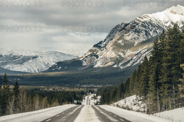 Winter road trip on the Icefields Parkway with lots of snow and ice, Banff National Park, Jasper