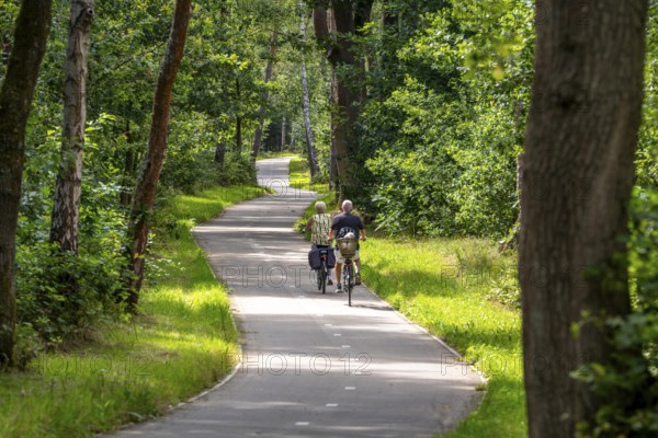 Long-distance cycle path F28, so-called Doorfietsroute, through cycle path, in the province of
