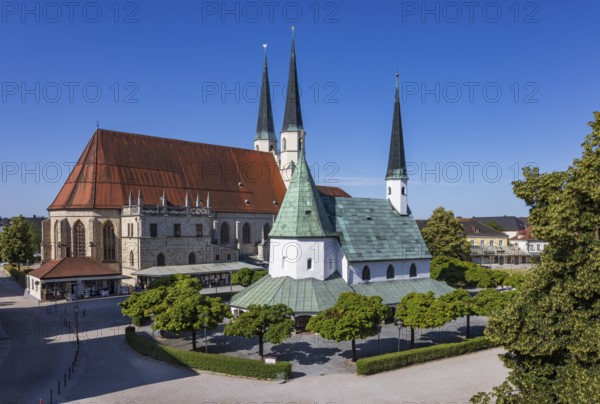 Chapel of Grace and Stiftspfarrkirche Sankt Philippus und Jakobus am Kapellplatz, place of