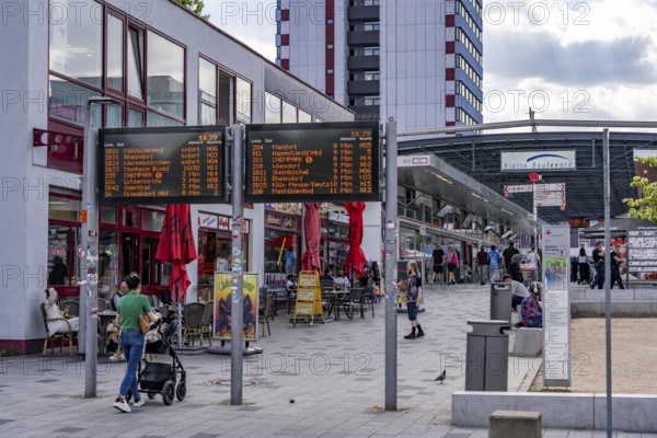 Europaring, B8 shopping centre Rialto Boulevard Leverkusen Mitte, shops, restaurants on the bridge