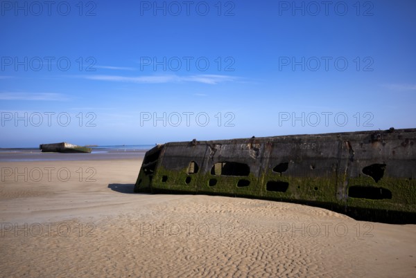 Phoenix Caissons, concrete boxes, caissons, were used in the sea as breakwaters and to form an