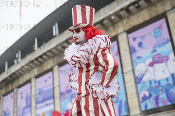 Dulce Compania stilt figures at the Lollapalooza Festival in the Olympiastadion and on the Maifeld,