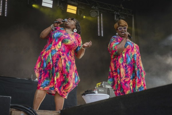 Dynelle Rhodes (Armstead) and Dorrey Lyles, singers of the Weather Girls at the Berlin Rundfunk 91