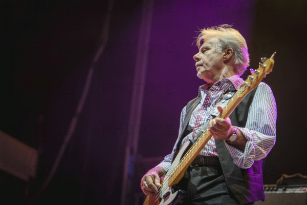 Glen Matlock, bassist of the Sex Pistols ft. Frank Carter live at the Berlin Zitadelle Spandau on