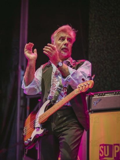 Glen Matlock, bassist of the Sex Pistols ft. Frank Carter live at the Berlin Zitadelle Spandau on