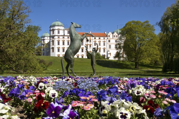 Artwork with the title Hengst Wohlklang in der Freiheitsdressur by Ulrich Conrad in the park of