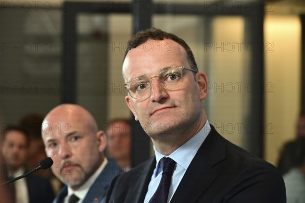 On the right, the chairman of the CDU/CSU parliamentary group, Jens Spahn (CDU), and his deputy