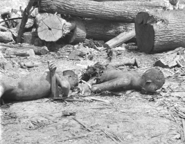 War victims, civilians. Presumably Shangai or in the immediate vicinity. Second World War in Asia.