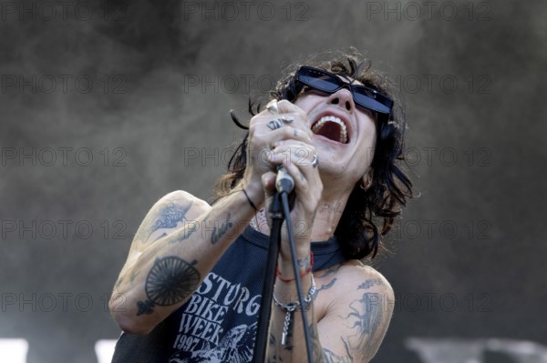 Remington Leith, singer, frontman, Palace Royale, rock band, USA, live open air at the Citadel