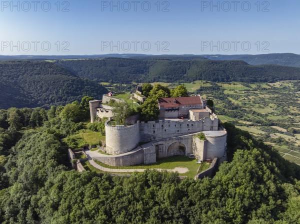 Luftbild von der hochmittelalterlichen Burgruine, Höhenburg Hohenneuffen am Albtrauf, Neuffen,