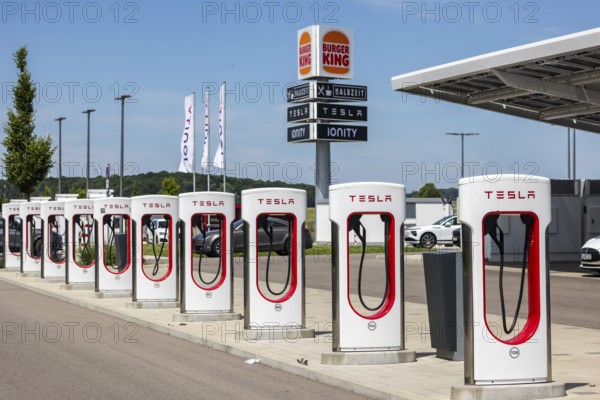 Merklingen charging park in the Swabian Alb. There are charging stations from Ionity and Tesla at