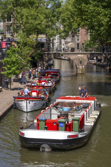 The historic centre of Utrecht, Oudegracht, around 2 km long with many old houses, the rubbish