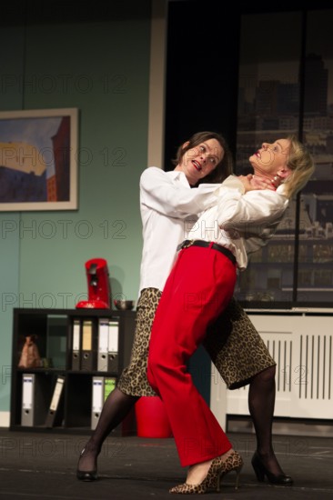 Julia Grimpe - Claudia, Katrin Schwingel - Dorothee, murder colleagues, photo rehearsal on