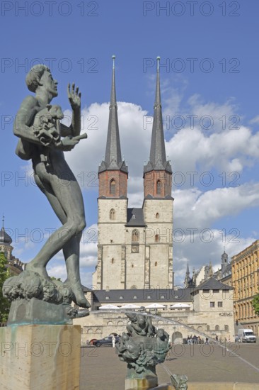 Late Gothic Market Church of Our Lady and Göbel Fountain by Bernd Göbel 1999, water jet, water