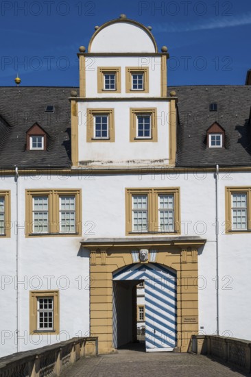 Neuhaus Castle, moated castle, prince-bishop's residence, Weser Renaissance, Paderborn, Westphalia,