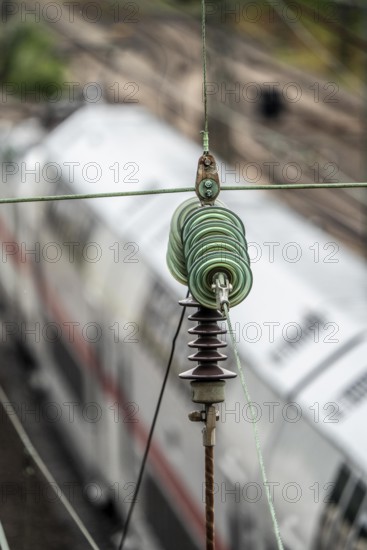 Traction current, overhead line, detail, tensioning of current-carrying lines, insulators, power
