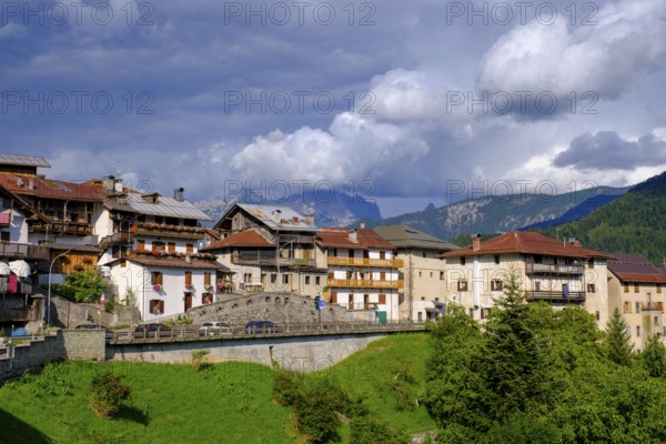 Houses, mountain village, Valle di Cadore, Dolomites, Trentino, Italy