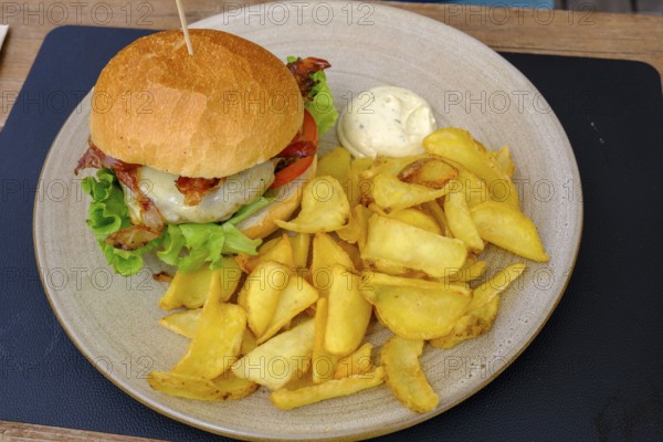Burger, at Rifugio Ra Stua, Ra Stua Alm, Valon Scuro, near Cortina d'Ampezzo, Dolomites, Trentino,