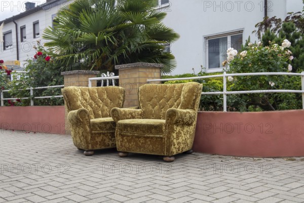 Bulky waste in front of a residential building