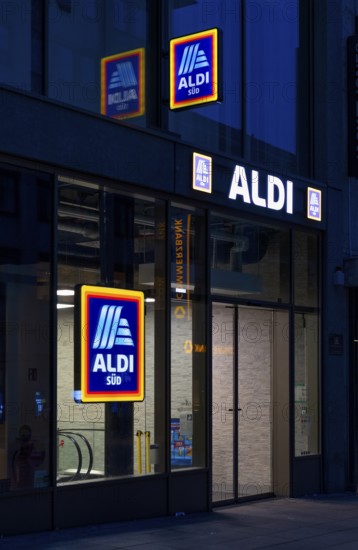 Night shot, ALDI Süd, logo, food retail, retail trade, retail chain, shop, Königsstraße, Stuttgart,