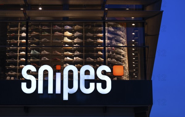 Night shot, Snipes, department stores' chain, shoes, shop, logo, Königsstraße branch, Stuttgart,