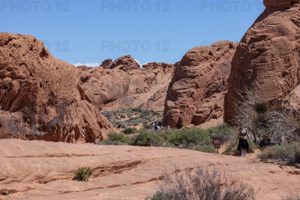 Sign at Fire Canyon Overlook Trailhead warns of hiking in hot weather at Valley of Fire State Park