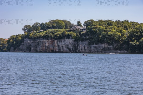 Homes on top of a cliff overlooking the Tennessee River as it flows between Sheffield and Florence