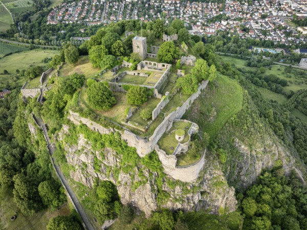 Luftbild vom Vulkankegel Hohentwiel mit Deutschlands größter Festungsruine, Landkreis Konstanz,