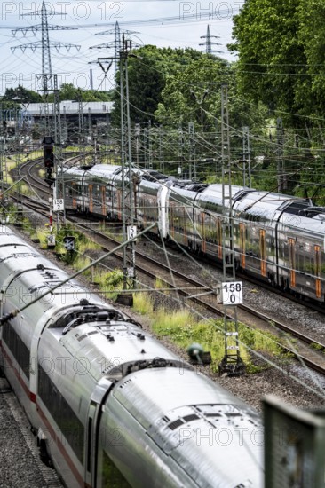 ICE 2 train, RRX, regional express, on the line between Bochum and Dortmund, at Dortmund-Marten,