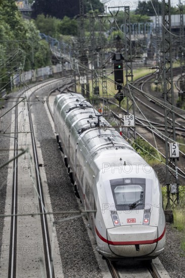 ICE 4 train on the line between Bochum and Dortmund, near Dortmund-Marten, multi-lane line for