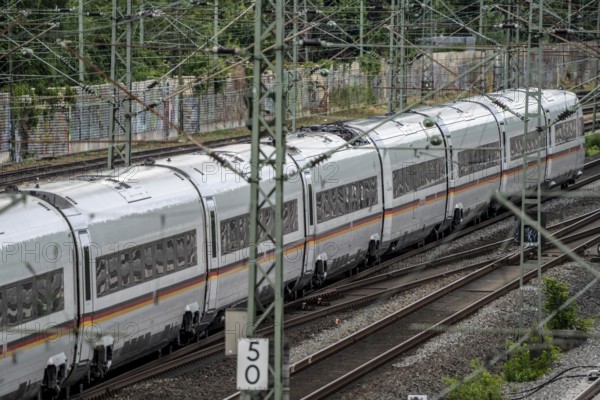 ICE 4 train on the line between Bochum and Dortmund, near Dortmund-Marten, multi-lane line for