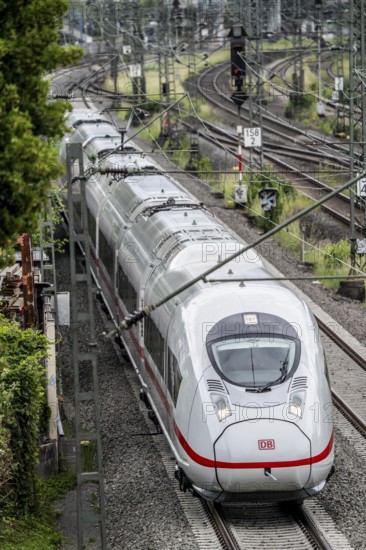 ICE 3 train on the line between Bochum and Dortmund, near Dortmund-Marten, multi-lane line for