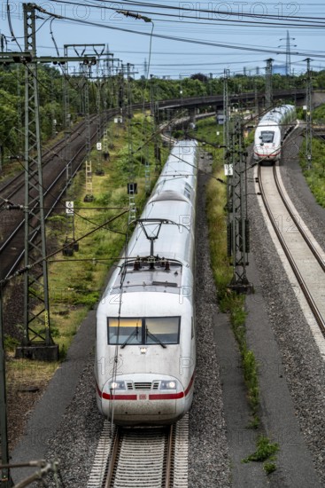 ICE 2, left, ICE 4 train on the line between Bochum and Dortmund, near Dortmund-Marten, multi-lane