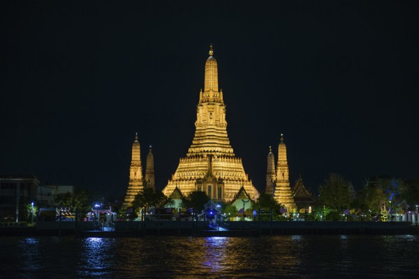 Wat Arun, night shot, Bangkok, Thailand