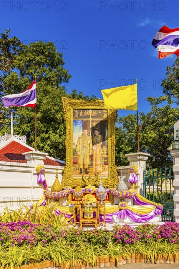 Picture in the golden frame of Thai King Maha Vajiralonkorn and his wife Suthida Vajiralongkorn na