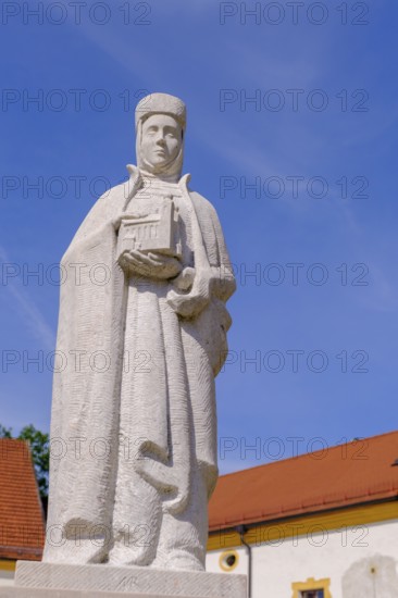 Adelheid von Frontenhausen, Klosterstifterin, Denkmal, Brunnen, Baumberg Abbey, Altenmarkt an der
