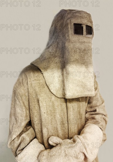 Fire protection suit made of pure asbestos fabric protects against heat up to around 700 degrees