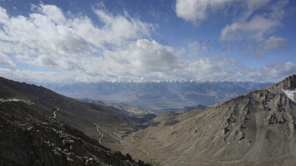 Extensive mountain landscape with winding roads under a blue sky, Nubra Valley, trekking in Ladakh,