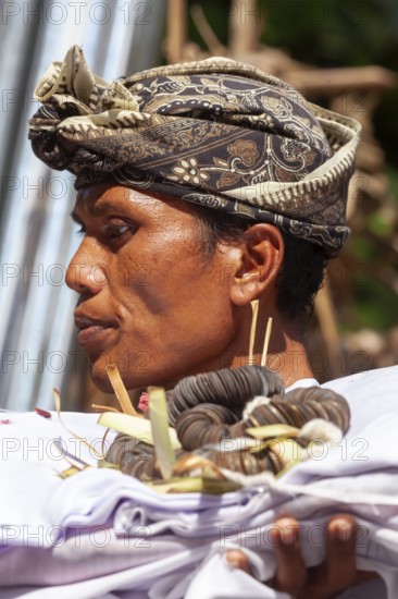 The mortal remains of a deceased person are carried by a relative to an animal sarcophagus (wadha)