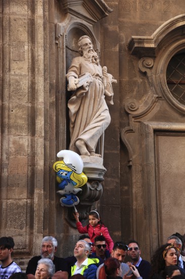 Sicily, Trapani, spectators at the Good Friday mystery procession La Processione dei Misteri,