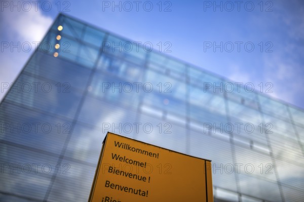 Sign, welcome sign with the words Willikommen Welcome Bienvenue Benvenuta in front of art museum,