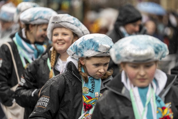 Rose Monday procession in Düsseldorf, parade participants, foot groups, make themselves rainproof,