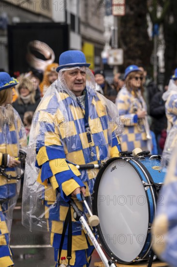 Rose Monday procession in Düsseldorf, parade participants, foot groups, make themselves rainproof,