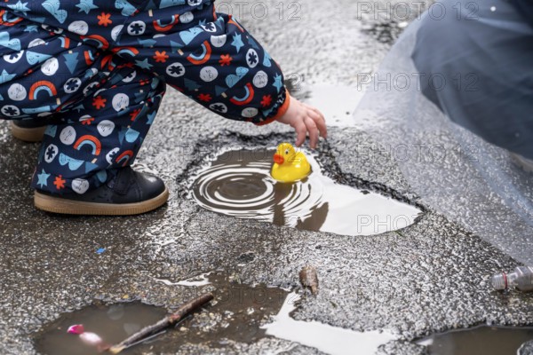 Rose Monday procession in Düsseldorf, parade participant, child playing with plastic ducklings