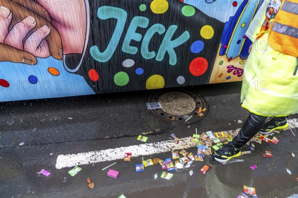 Rose Monday procession in Düsseldorf, remains of camels, confetti, various carnival trash, stuck on