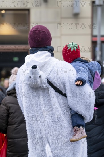 Rose Monday procession in Düsseldorf, spectators at the street carnival, sometimes heavy rain,