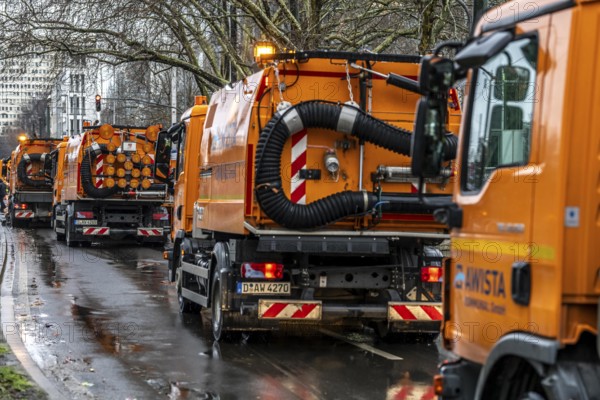 Sweeping on Rose Monday in Düsseldorf, the municipal utilities clean up after the train, confetti,